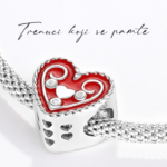 narukvica s privjescima kao poklon